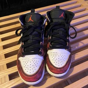 Jordan 1 Mid SE Youth Shoe